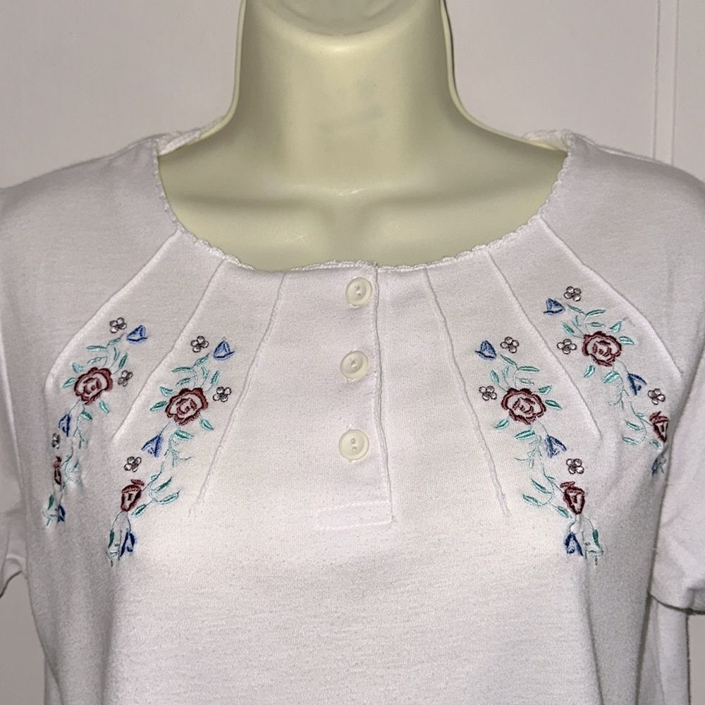 Vintage 80s/90s Northern Isles White Embroidered Floral‎ Short Sleeve Knit Top - Picture 2 of 8